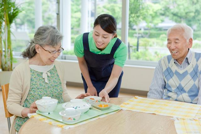 居家养老护理员十大要求 从业者、老年人及家人都该看的重要指南
