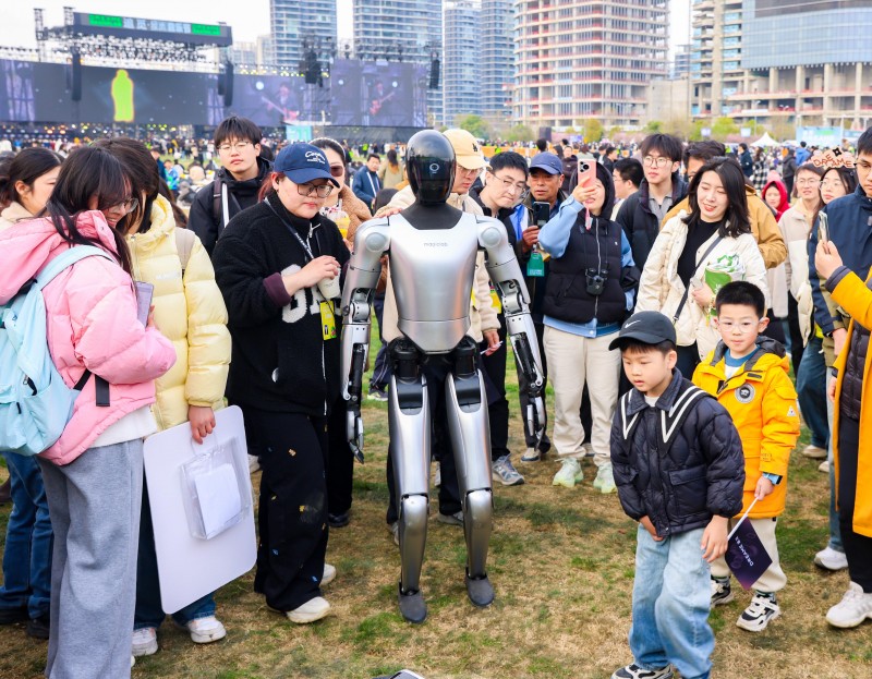魔法原子‘千景共创计划’再下一城 人形机器人小麦成全球首个音乐节服务机器人 拓展养老服务新视野
